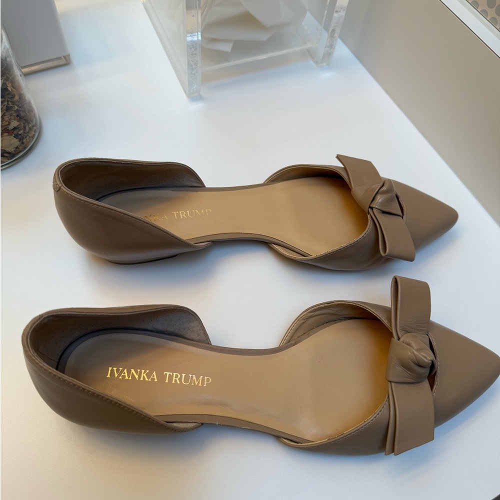 Ivanka Trump Women's Tan Flats with Bow Sz9.5 M Leather shoes